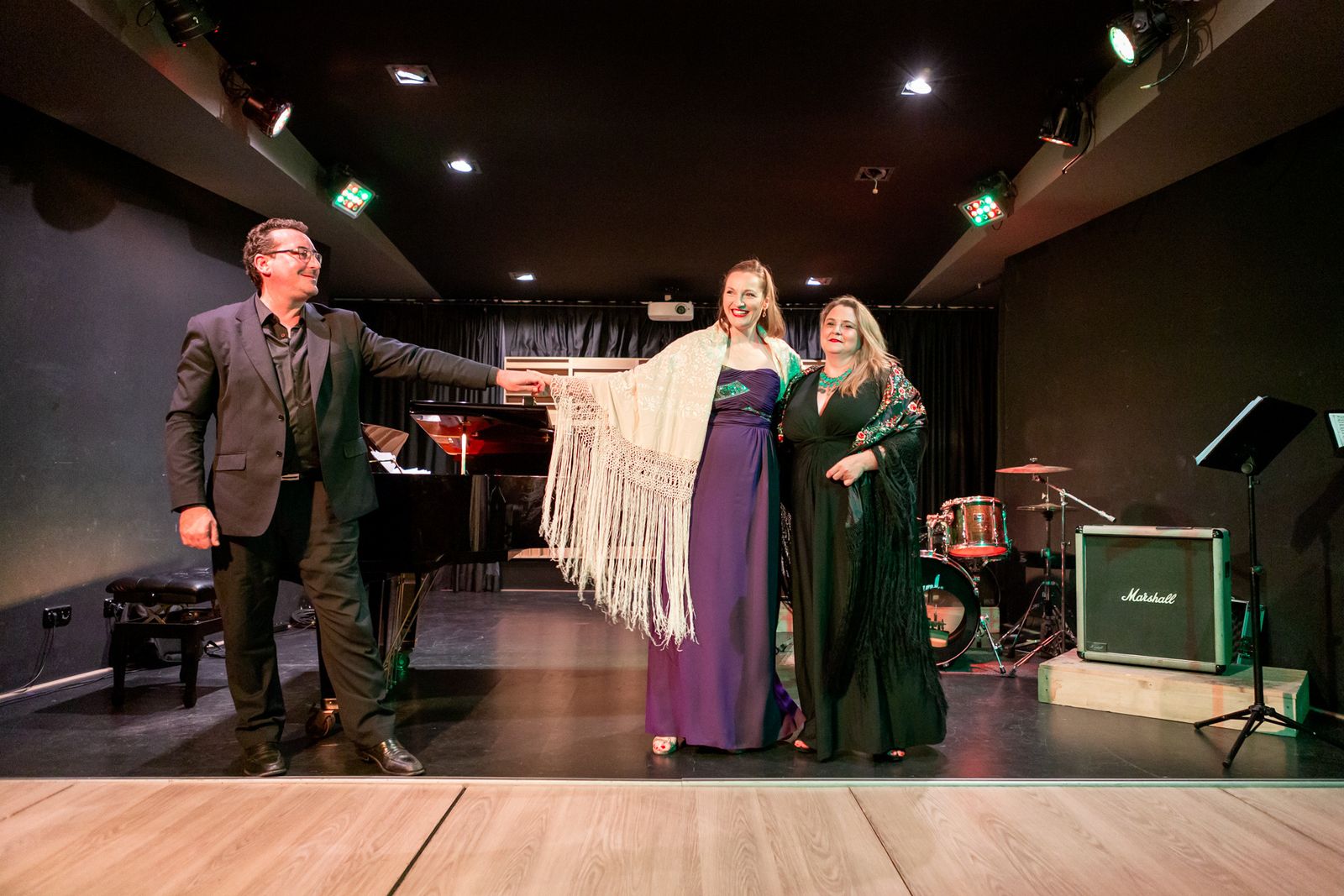 Pablo Mazuecos con María Cruz Calvo y Desirée Manzano tras su actuación en Clasijazz.