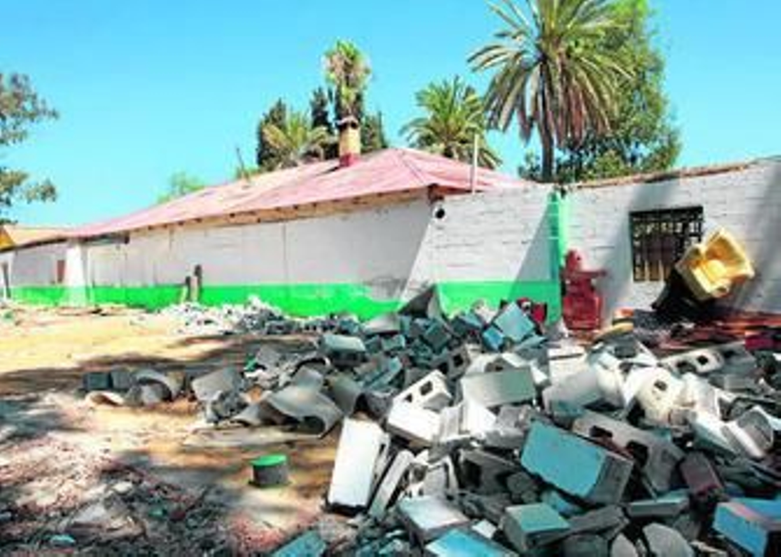 La sede está rodeada de escombros y basuras, y no reúne condiciones de salubridad.