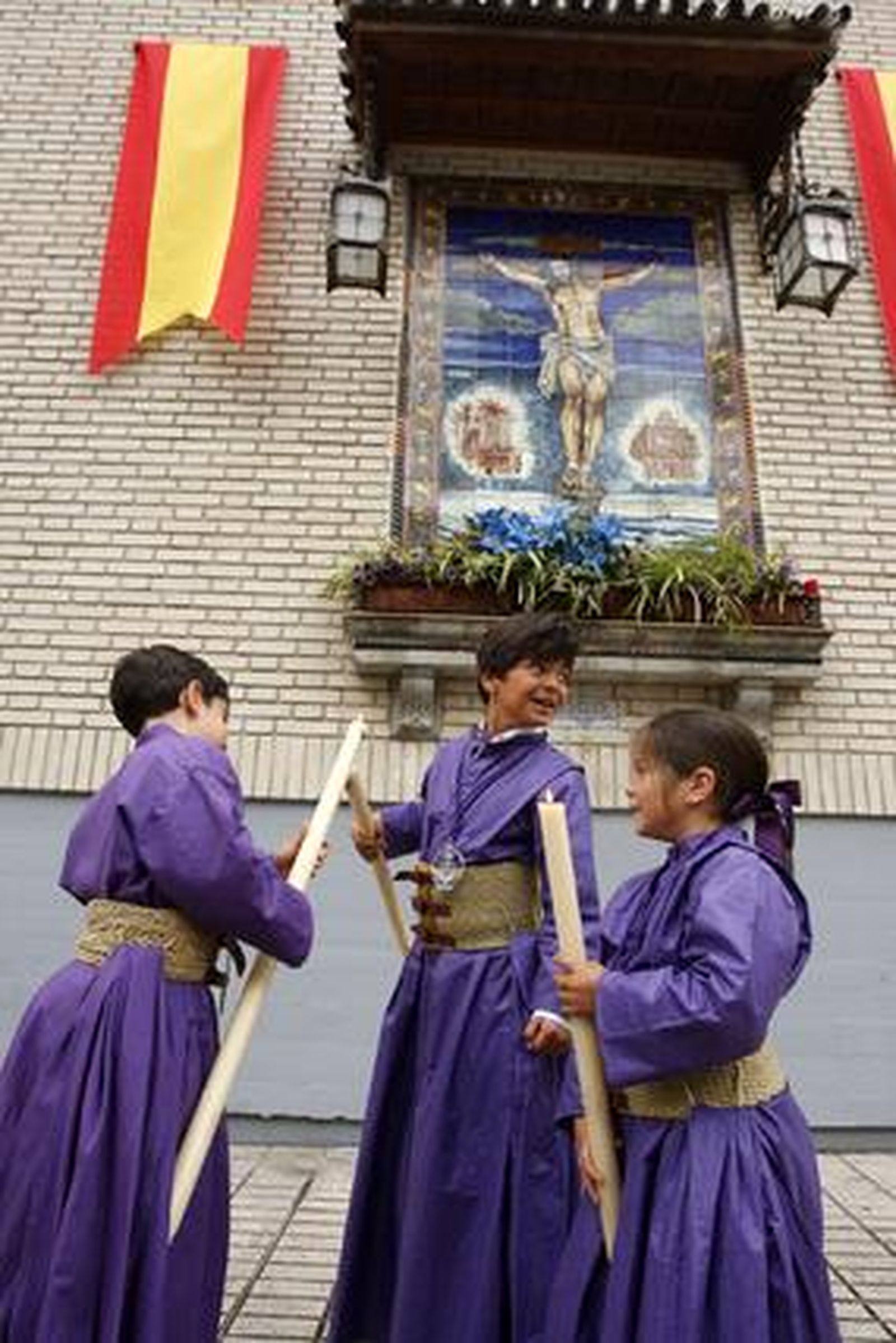 Los jóvenes cofrades de la Defensión sonríen momentos antes de que supieran que no iban a salir por el riesgo de lluvia.

Foto: Juan Carlos Toro