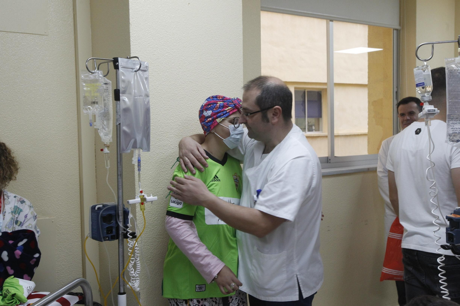 Fotogalería visita jugadores U.D. Almería Hospital Torrecárdenas