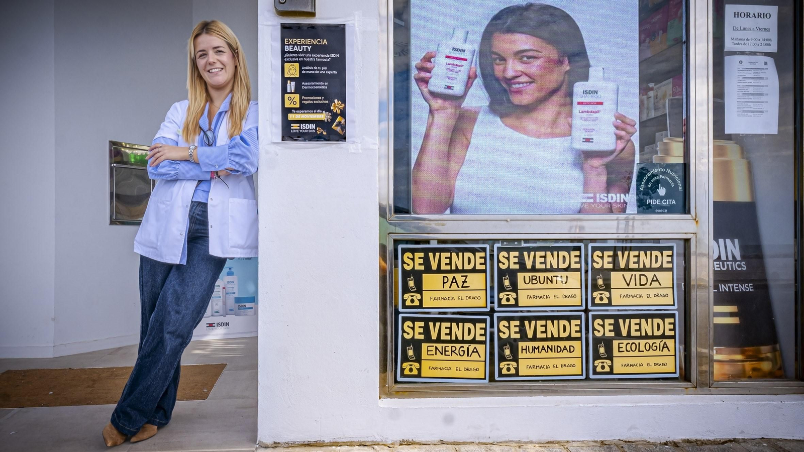 Sara Bernabé, en la puerta de la Farmacia Drago, situada en el Paseo Marítimo, esquina a la calle Cielo.