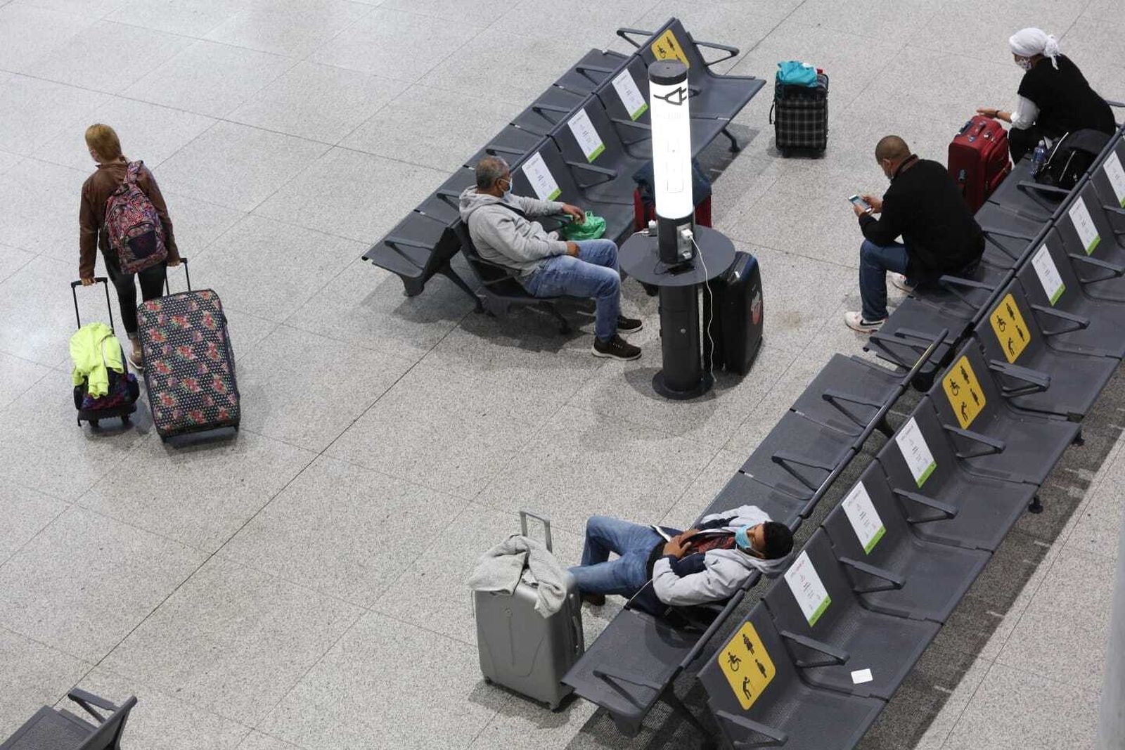 El aeropuerto de Málaga en el primer día de movilidad restringida en Andalucía.