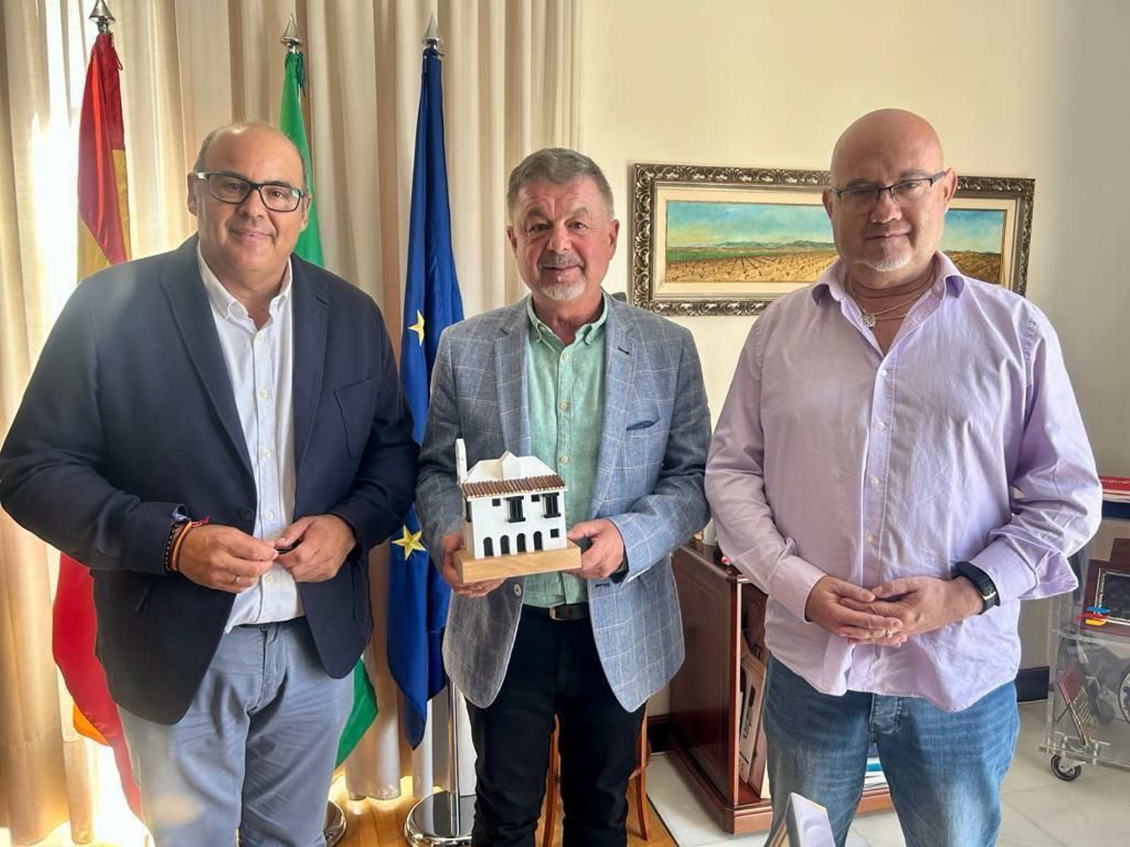 El alcalde de Vélez-Málaga, Jesús Lupiáñez, junto con el nuevo presidente de la Mancomunidad de la Axarquía, Jorge Martín y Jesús Pérez Atencia, el vicepresidente segundo de Vélez-Málaga