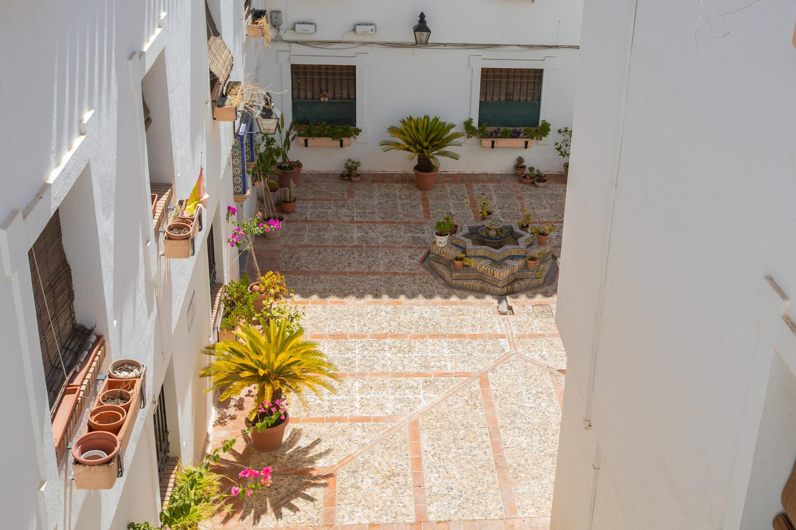 El singular hotel al que se accede a través de un patio cordobés El singular hotel al que se accede a través de un patio cordobés
