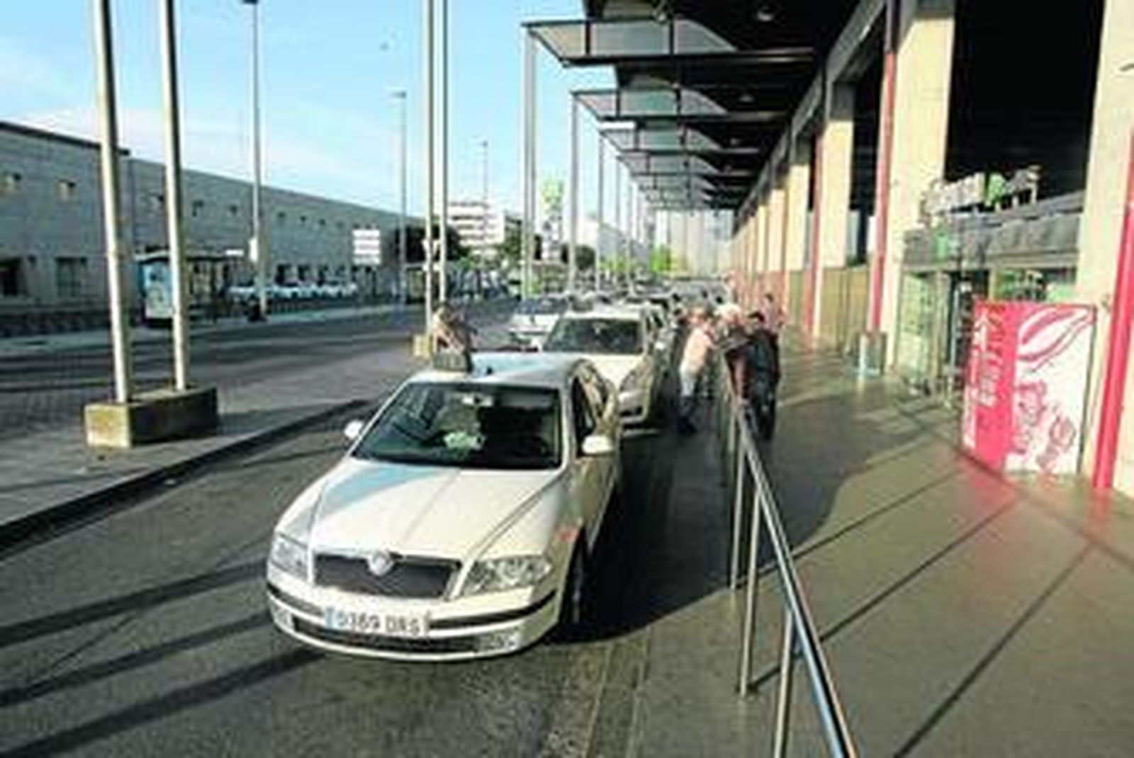 Una parada de taxis en la estación de tren de la capital.