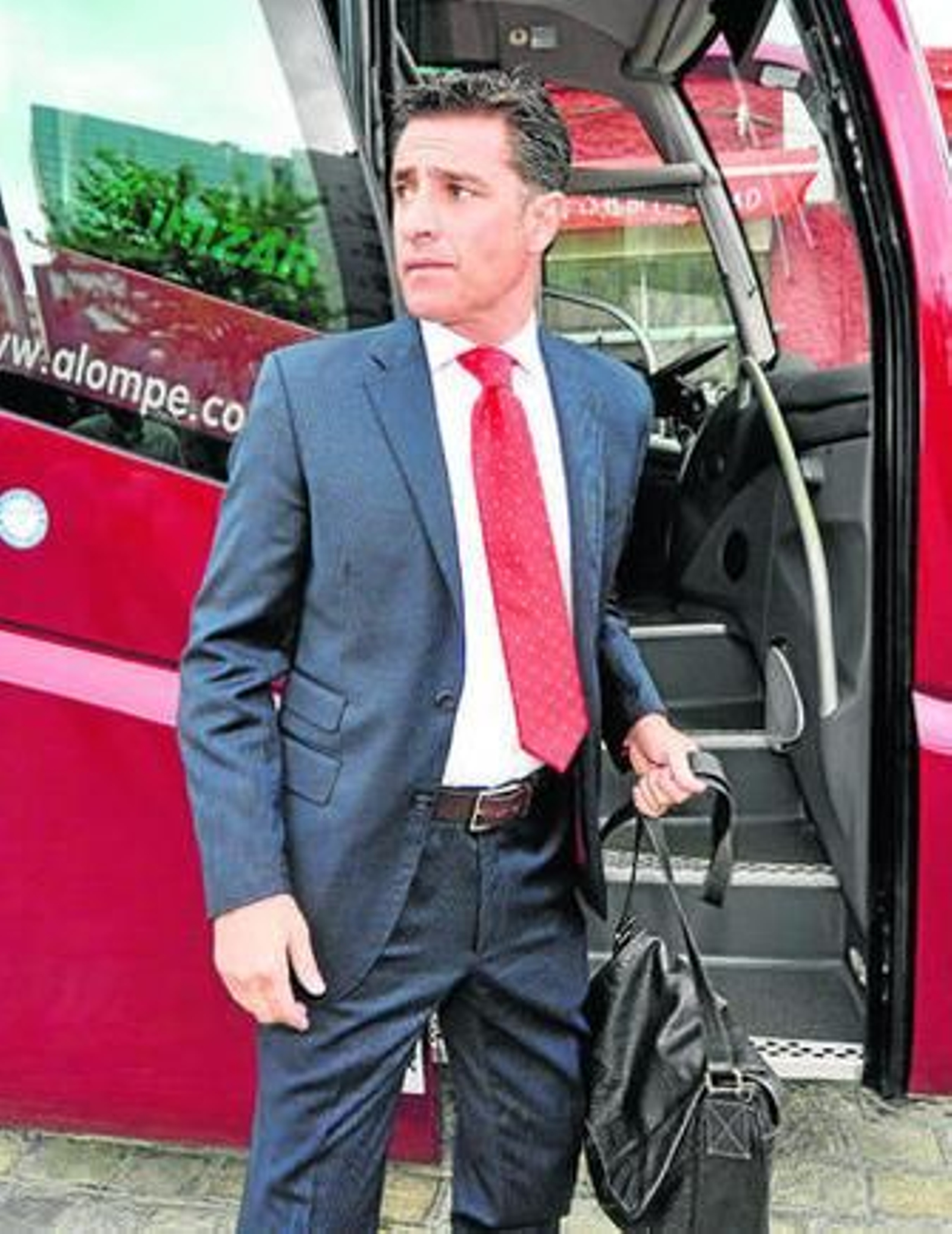 Míchel se dispone a subir al autobús oficial para trasladarse luego en AVE hacia Madrid.