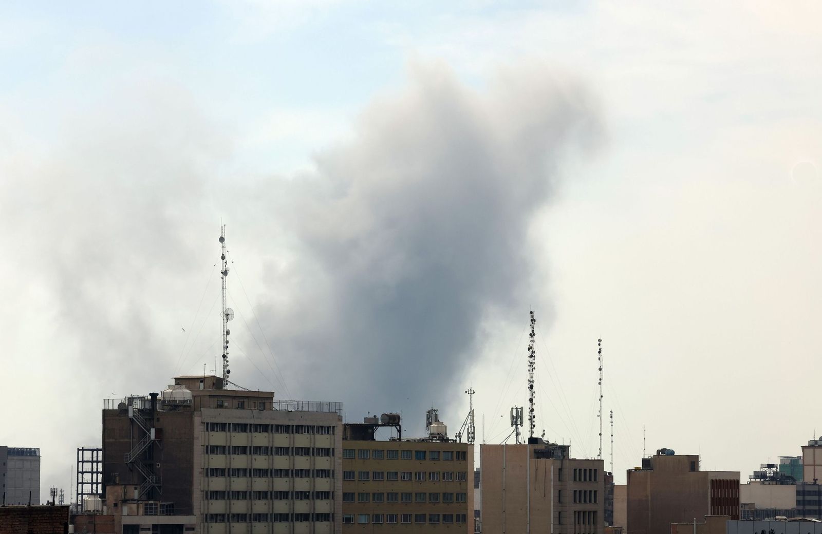 Galería Gráfica: Otra jornada de misiles, fuego, humo y militarización en Oriente Medio