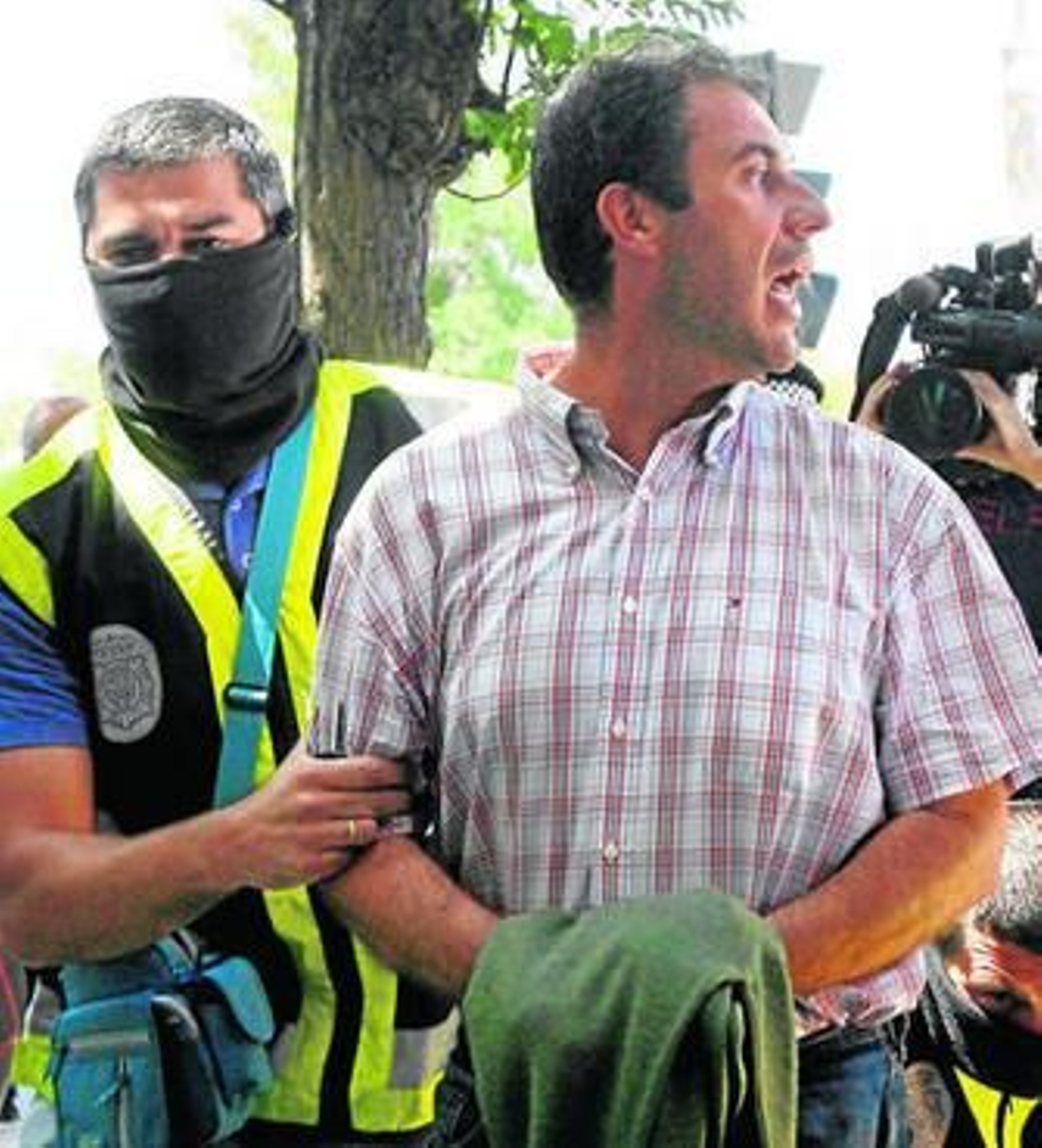 El ex gerente de urbanismo de Estepona, Pedro López, en junio de 2008, detenido por la Policía.