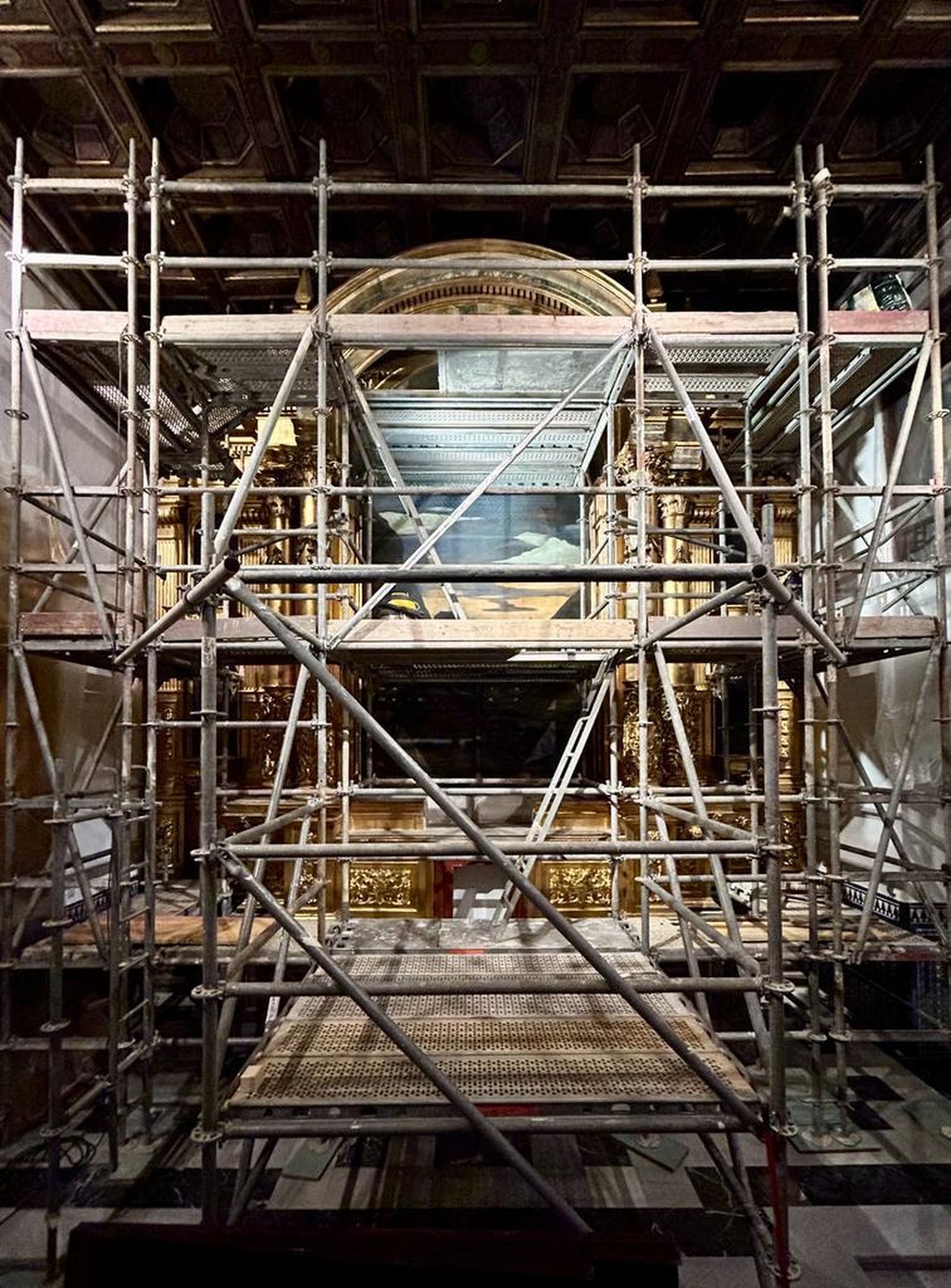 Vista completa del retablo con el andamiaje para su restauración.