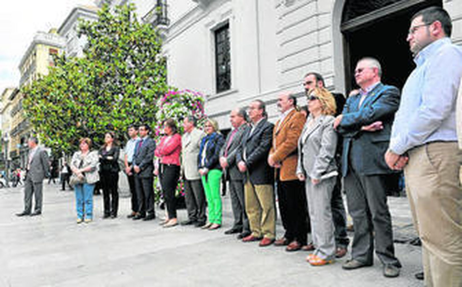 Acto en memoria de los fallecidos en el Ayuntamiento, al que asistieron los candidatos de PSOE, IU y PP.
