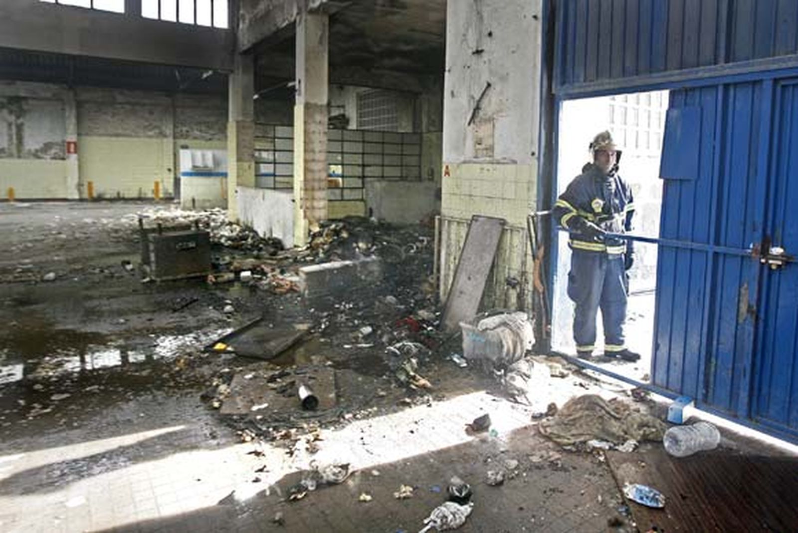 Bomberos intervienen en un incendio en el Garaje América