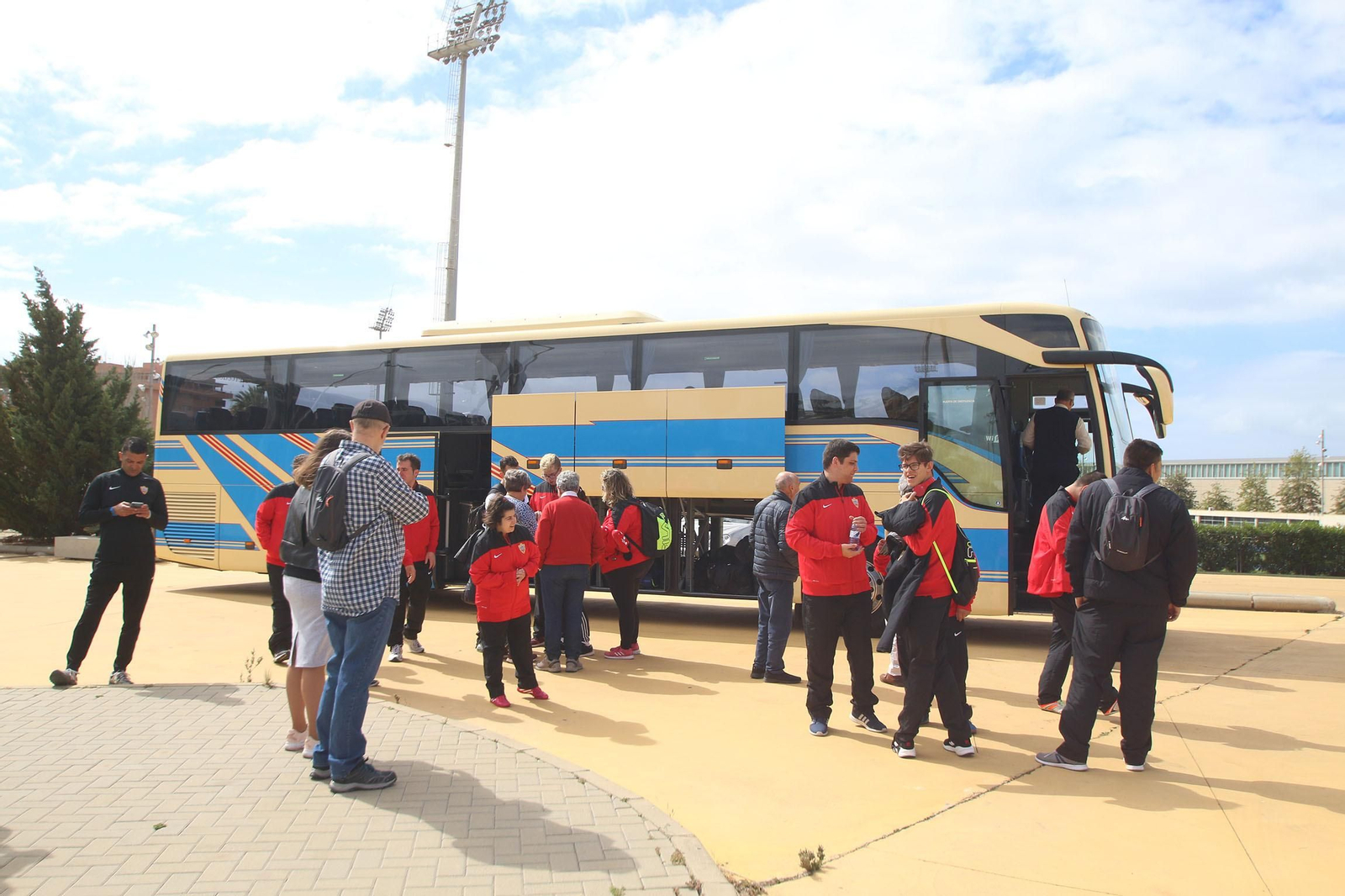 Fotogalería de la salida del Almería y el Almería Genuine hacia sus respectivos partidos.