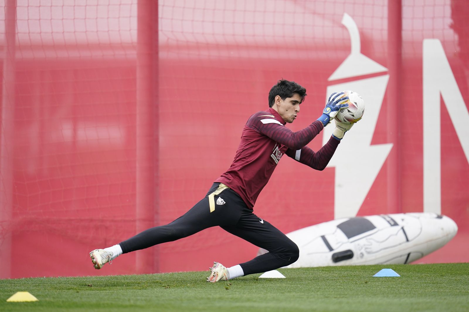 El portero Bono, en la sesión matinal de este Martes Santo.