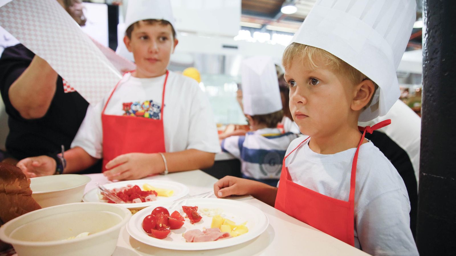 Las imágenes del taller infantil de cocina en el mercado de Almería