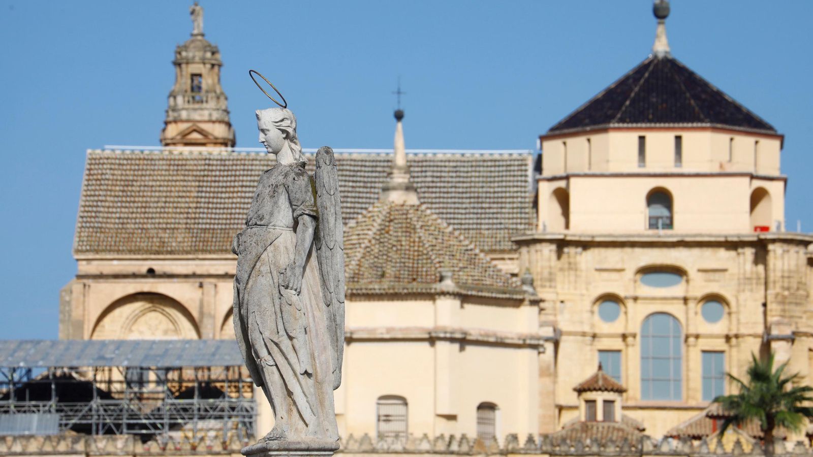 Triunfo de San Rafael con la Mezquita-Catedral de fondo.