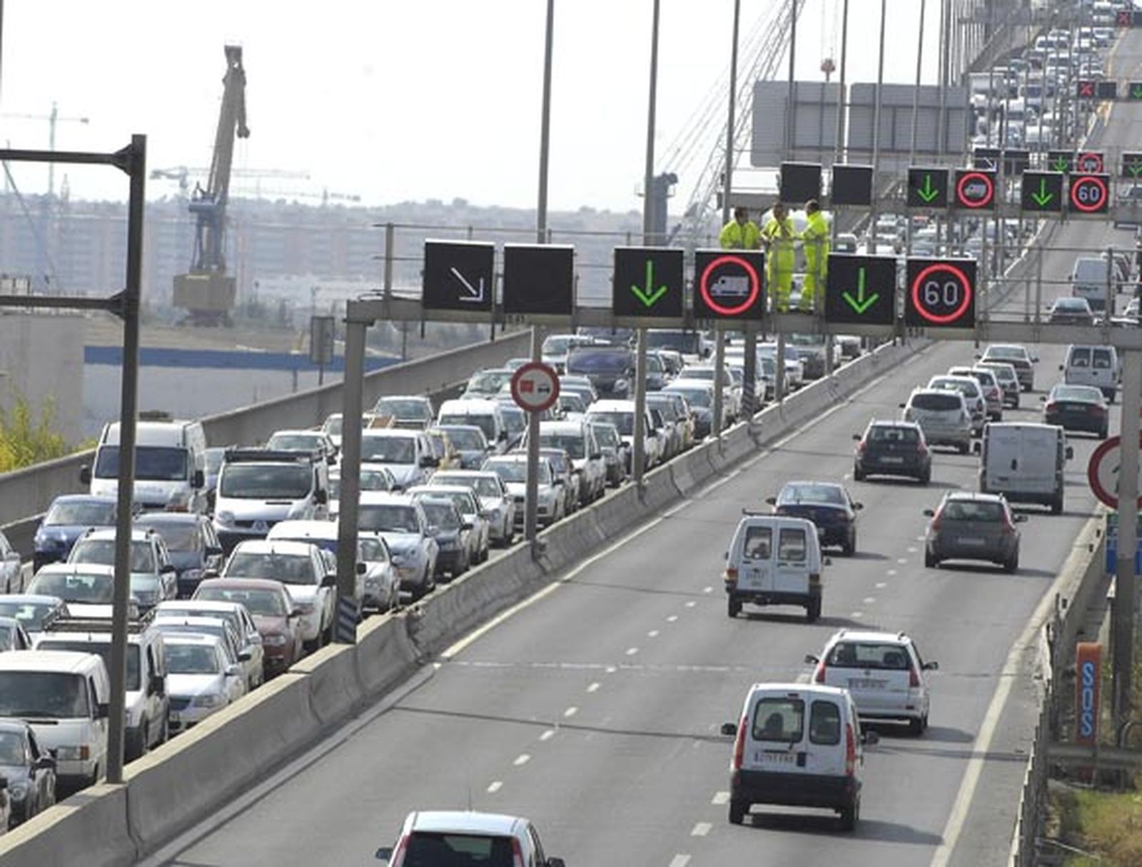 Caravana de camiones por la SE-30