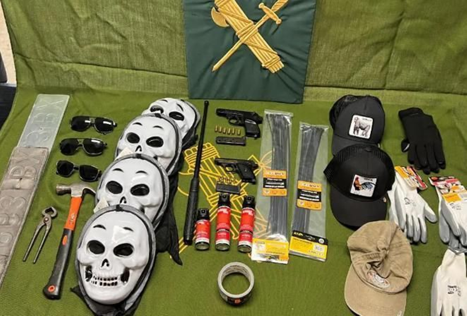 Material intervenido por los investigadores en la operación