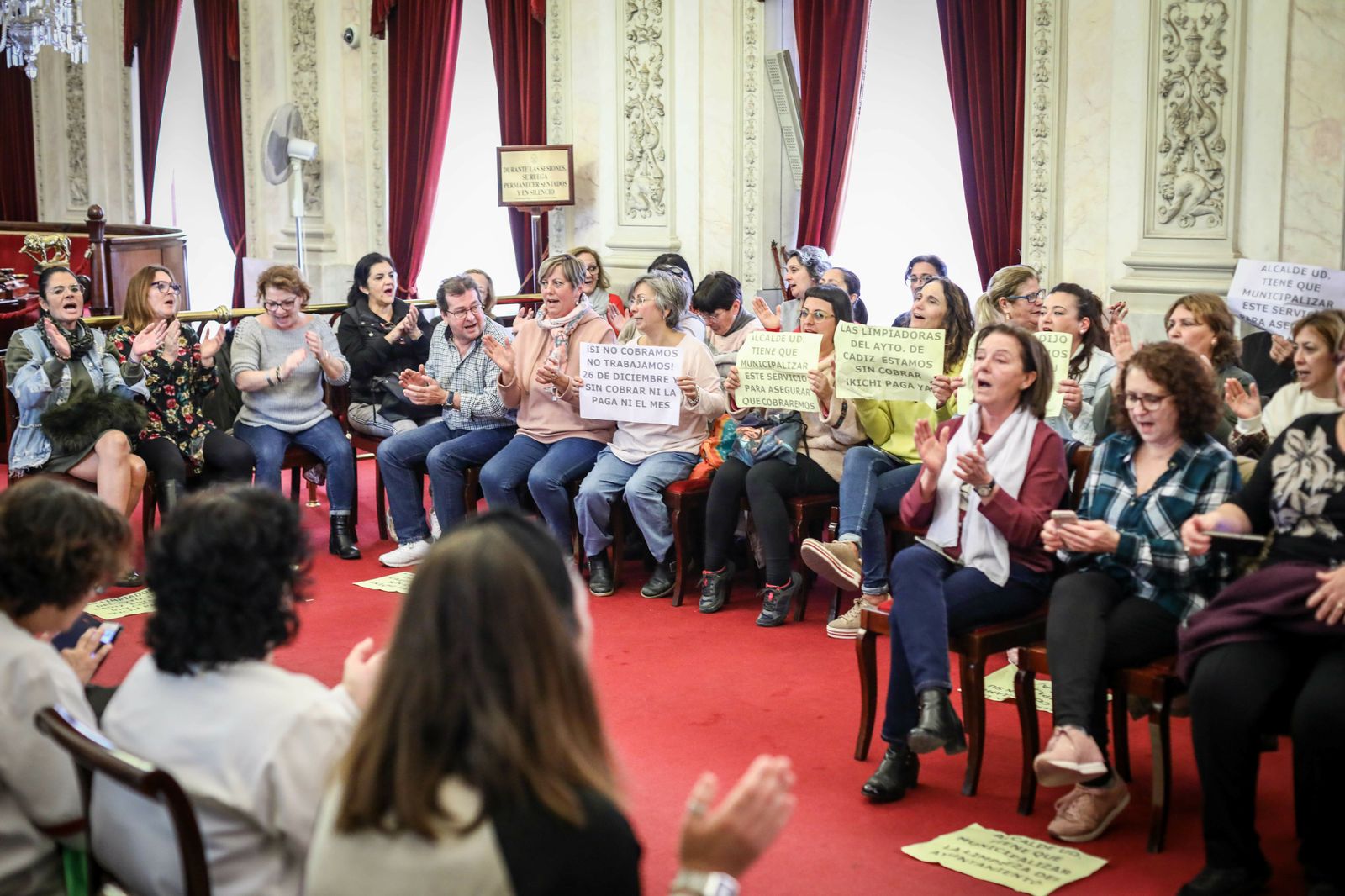 Las limpiadoras municipales ocuparon el Salón de Plenos para sus protestas.