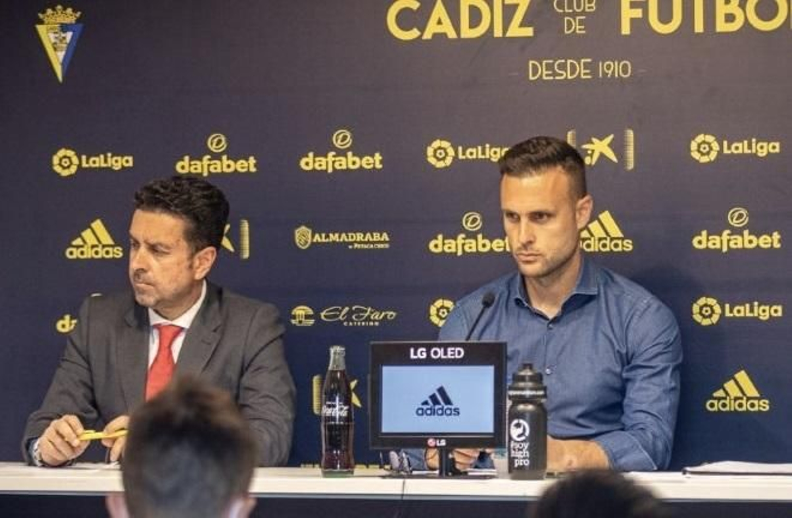 El consejero y jurídico García Marichal, junto a Cala en la rueda de prensa del central. El consejero y jurídico García Marichal, junto a Cala en la rueda de prensa del central.