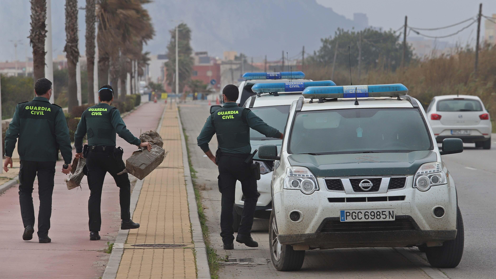 Busqueda de fardos de hachís en La Línea