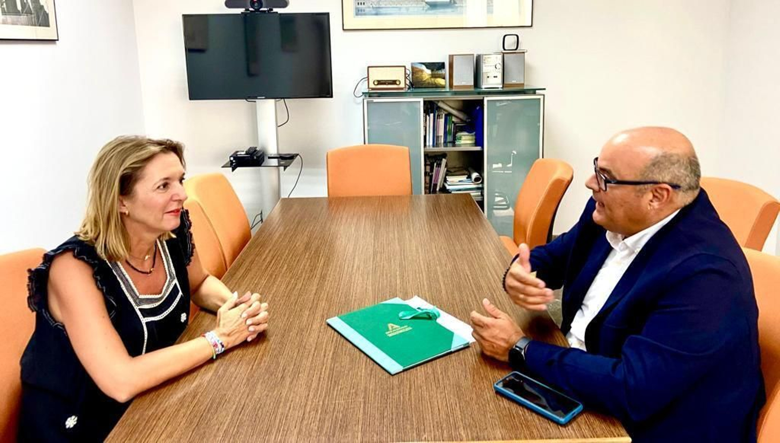 Reunión del alcalde de Vélez Málaga, Jesús Lupiáñez, con la nueva delegada territorial de Fomento, Articulación del Territorio y Vivienda de la Junta de Andalucía en Málaga, María Rosa Morales