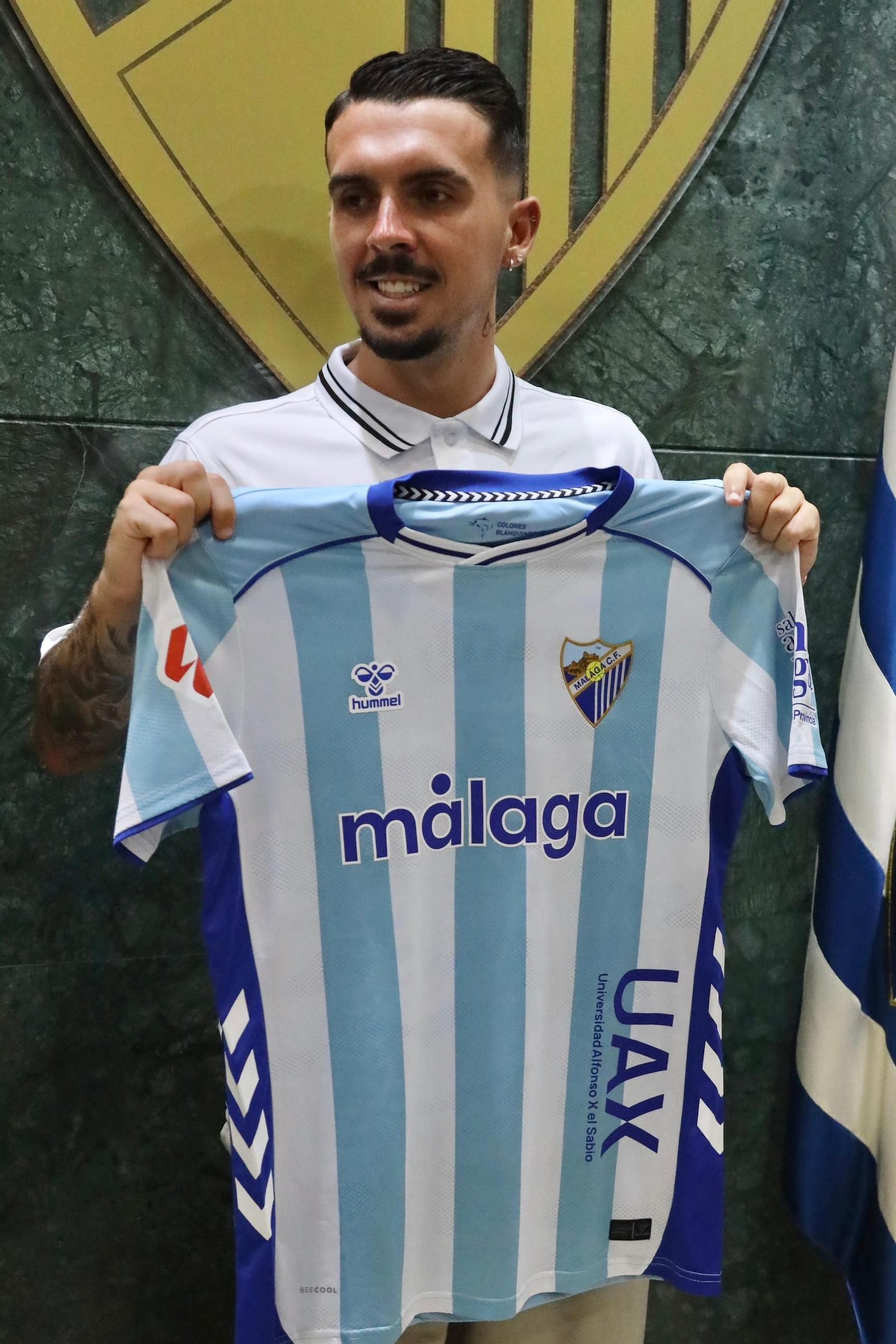 Joaquín Muñoz, radiante y con su gente en su primer día de malaguista