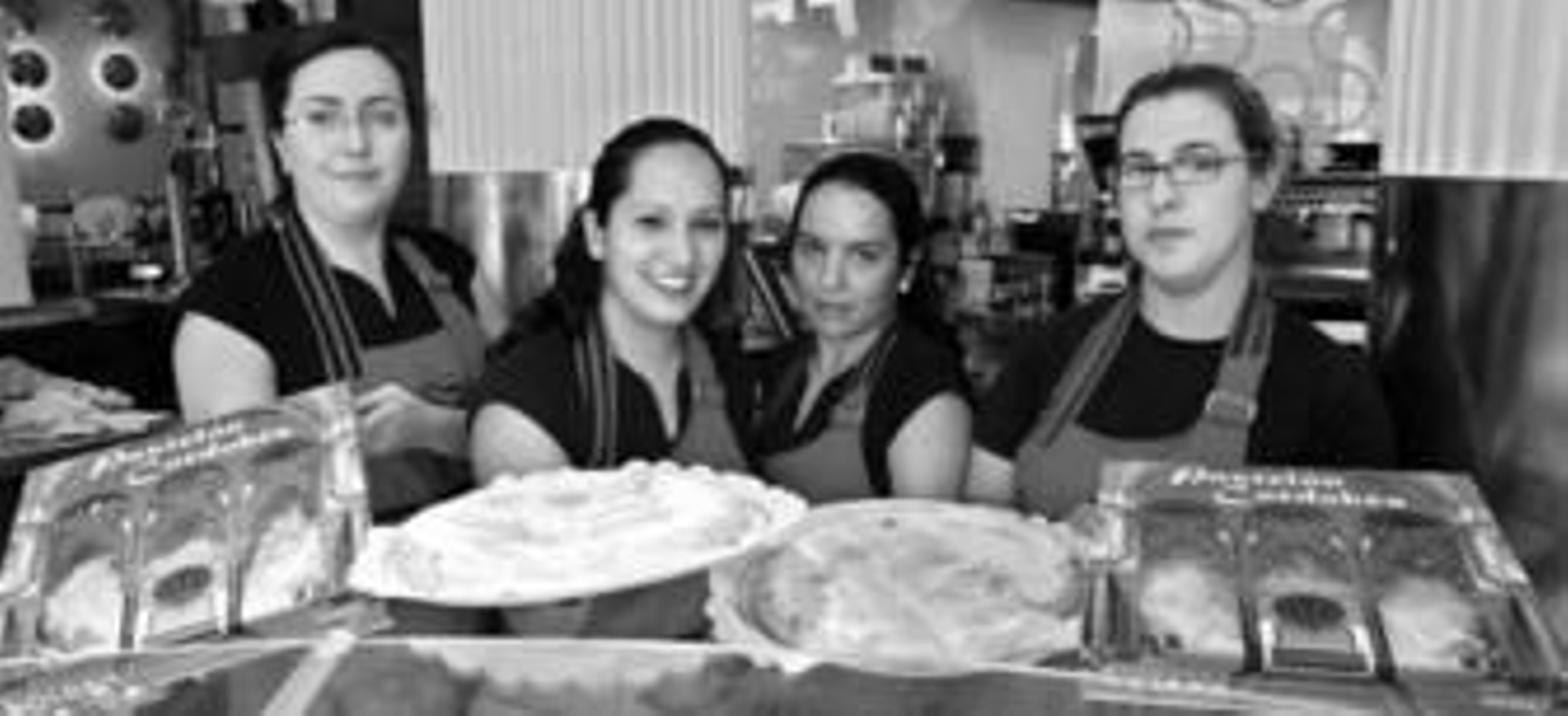 Las dependientas de la cafetería Roldán muestran la variedad de pasteles cordobeses.