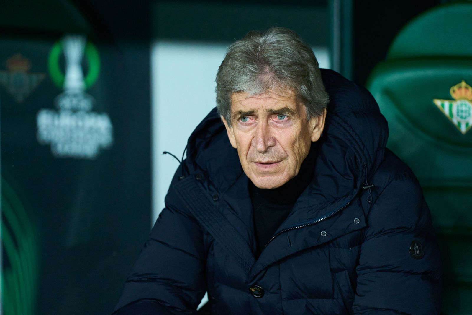 Manuel Pellegrini, pensativo, antes del inicio del encuentro ante el Dinamo de Zagreb el pasado jueves en el Benito Villamarín.