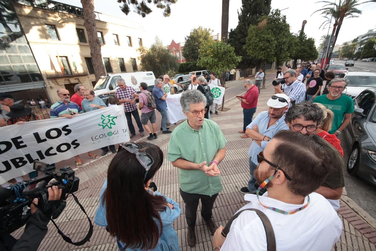 Decenas de personas acompañan a Juan Clavero en su juicio en Jerez clavero02.jpg