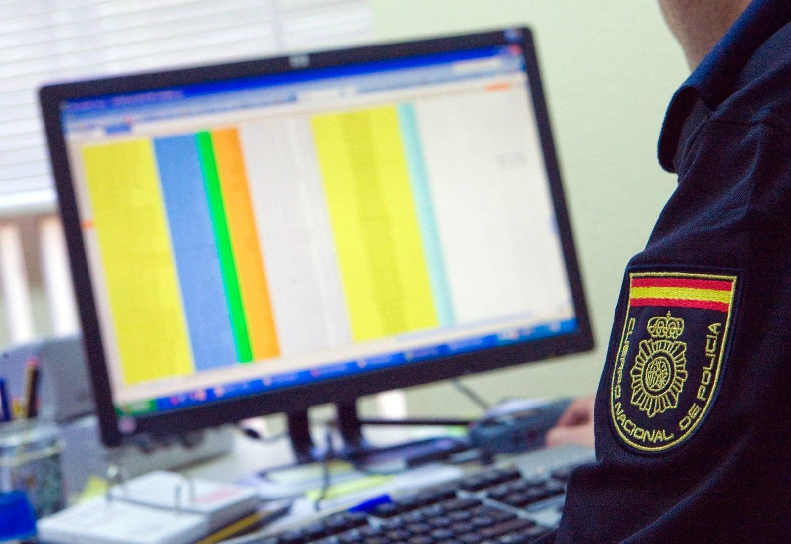 Un agente de la Policía Nacional investiga un caso de ciberdelincuencia