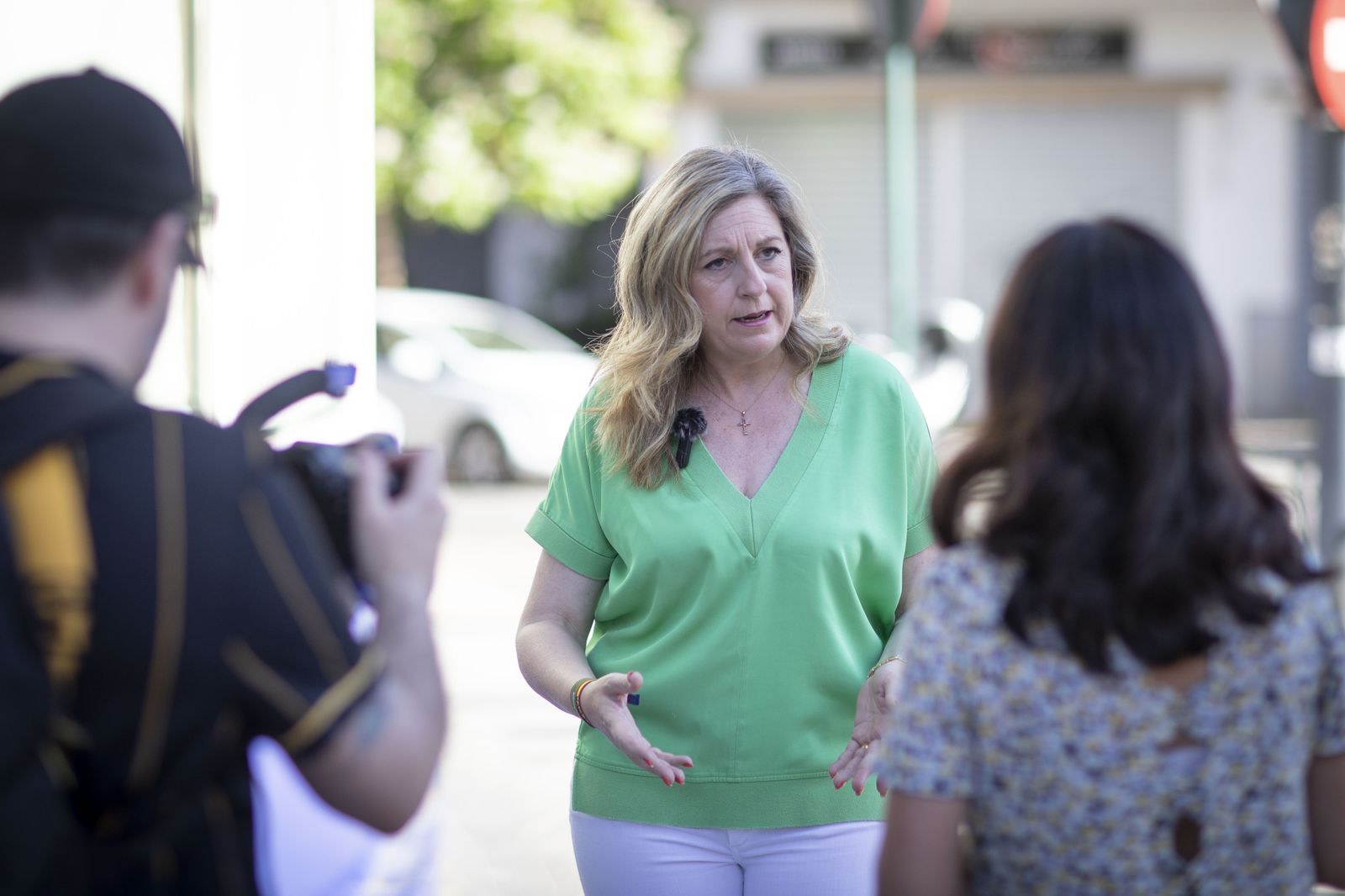El paseo por el Zaidín con Beatriz Sánchez, candidata de Vox a la Alcaldía de Granada, en imágenes