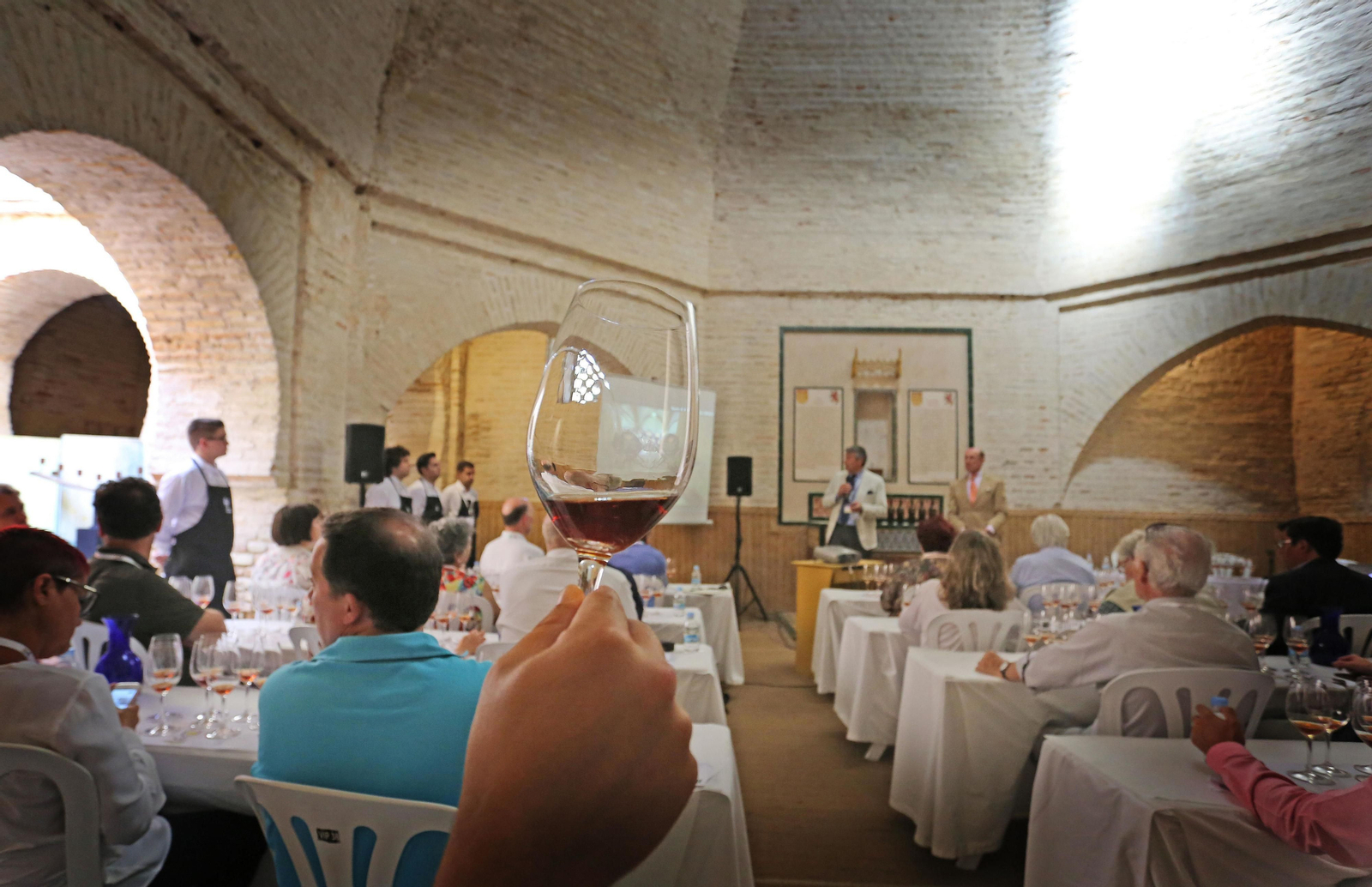 Beltrán Domecq y César Saldaña, ayer durante la cata de los 'Tesoros de San Ginés' en la Mezquita. Beltrán Domecq y César Saldaña, ayer durante la cata de los 'Tesoros de San Ginés' en la Mezquita.