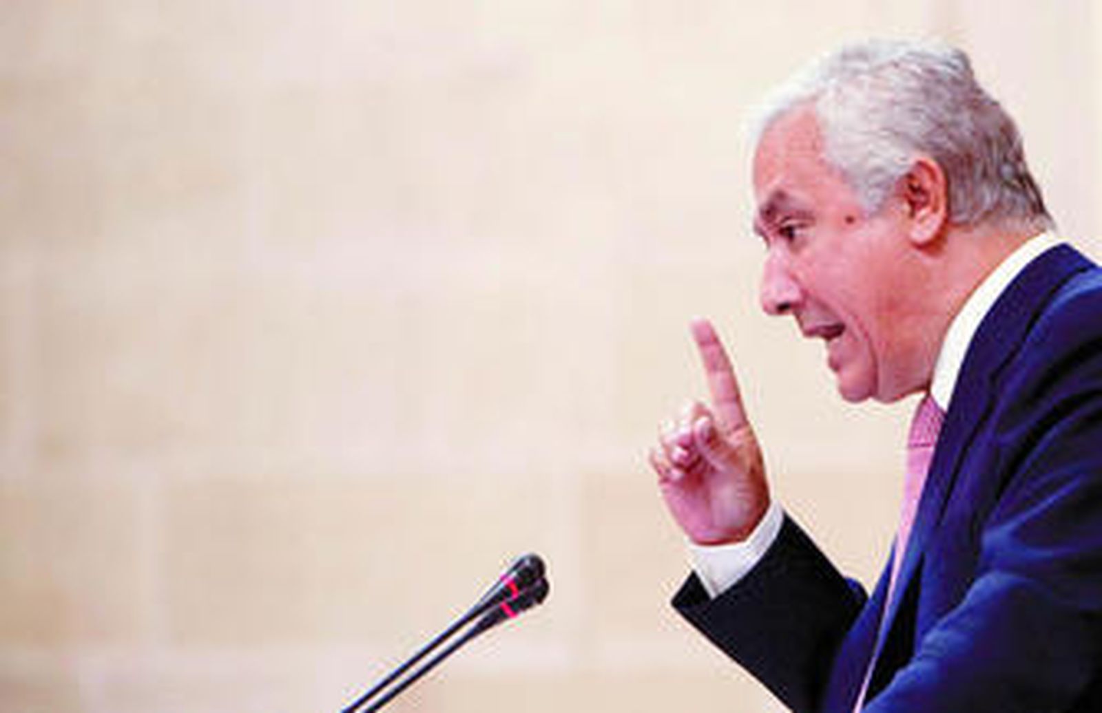 Javier Arenas, presidente del PP-A, durante su intervención ayer en el pleno extraordinario sobre financiación celebrado en el Parlamento.