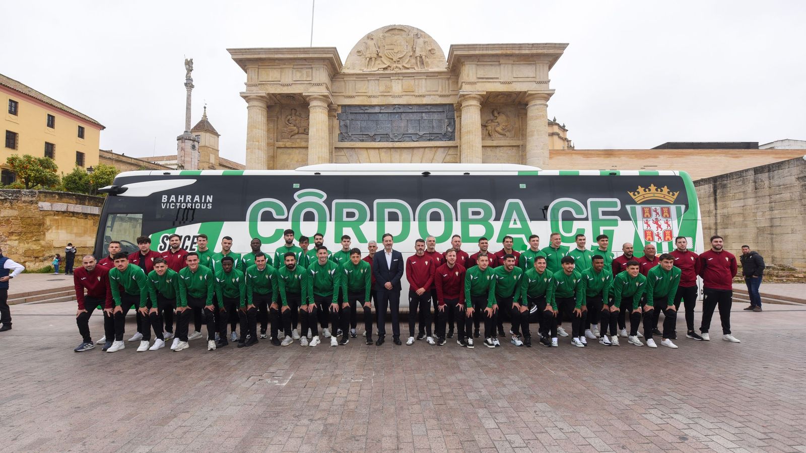 Monterrubio posa con el cuerpo técnico y la primera plantilla en la Puerta del Puente.