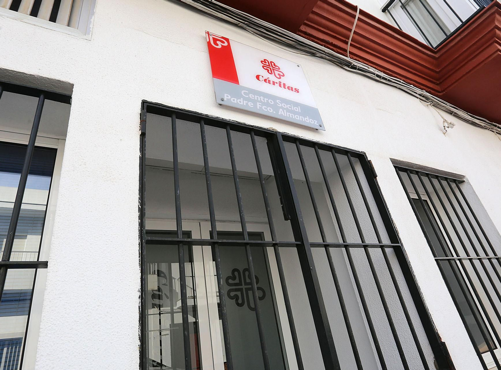 Fachada del centro de atención a personas sin hogar que la ONG gestiona en la calle Palomar.