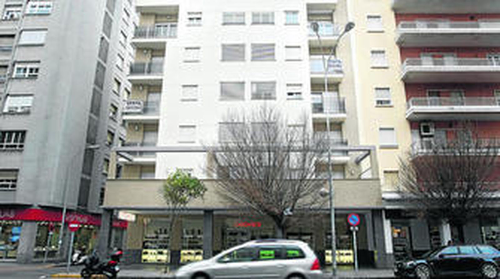 En la avenida Ana de Viya se anuncia la venta de viviendas en un bloque recién acabado.