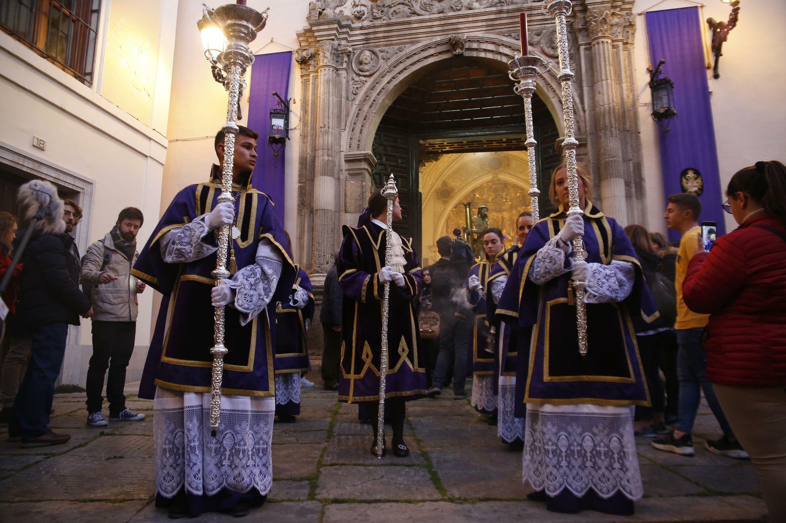 El vía crucis oficial de las cofradías de Granada, en imágenes