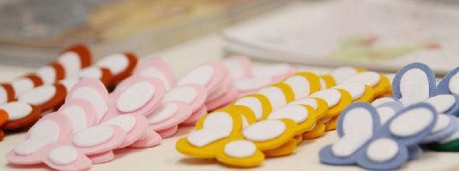 Broches de fieltro con forma de mariposa/Belén Vargas