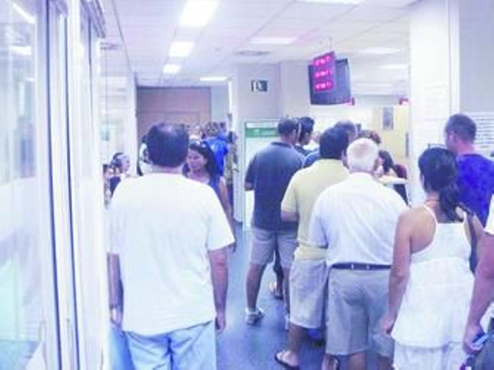 Las colas comenzaron a las 9 de la mañana y continuaron hasta el cierre de las oficinas.