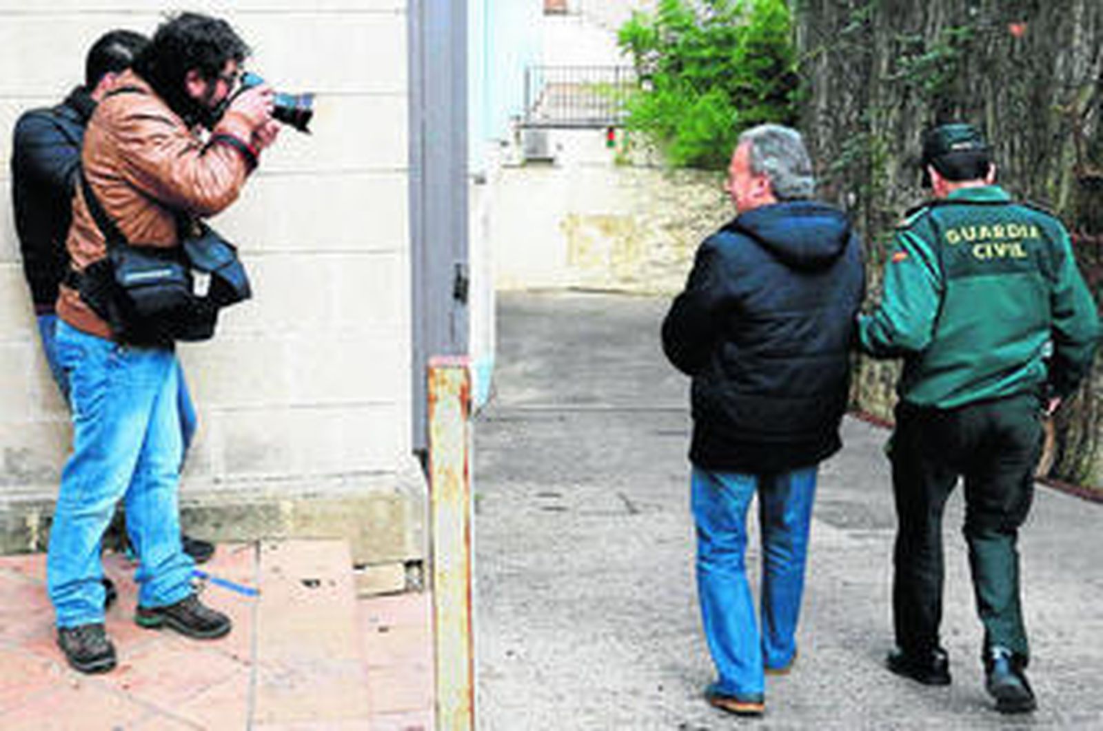 Pacheco es conducido al interior de la Audiencia por la Guardia Civil.