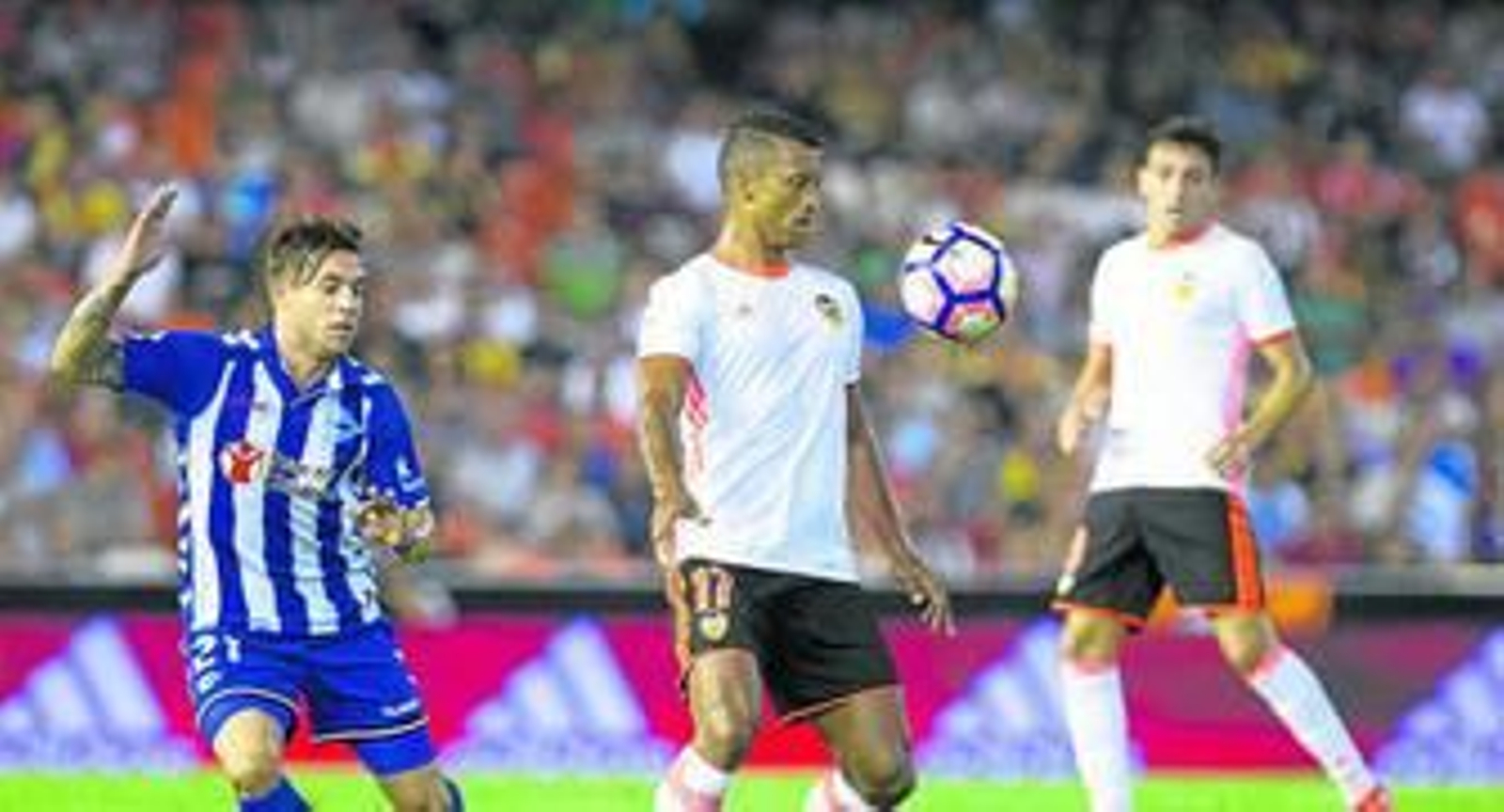 El portugués Nani controla el balón con el pecho delante del defensa visitante Kiko Femenía.