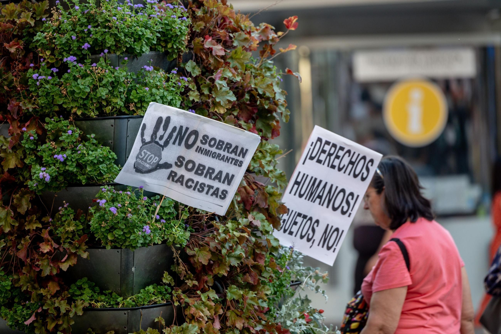 Carteles contra el racismo de una manifestación.