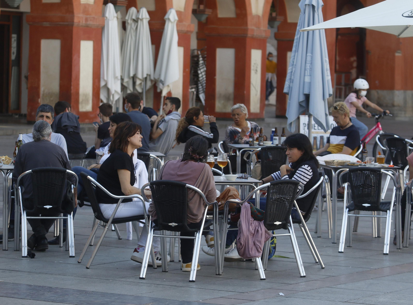 Varias personas disfrutan en una terraza de la Corredera.
