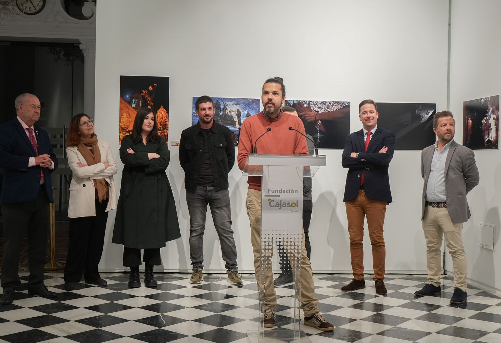 Imágenes de la inauguración de exposición fotográfica 'Luz de Cuaresma', en la Sala El Comercial de la Fundación Cajasol