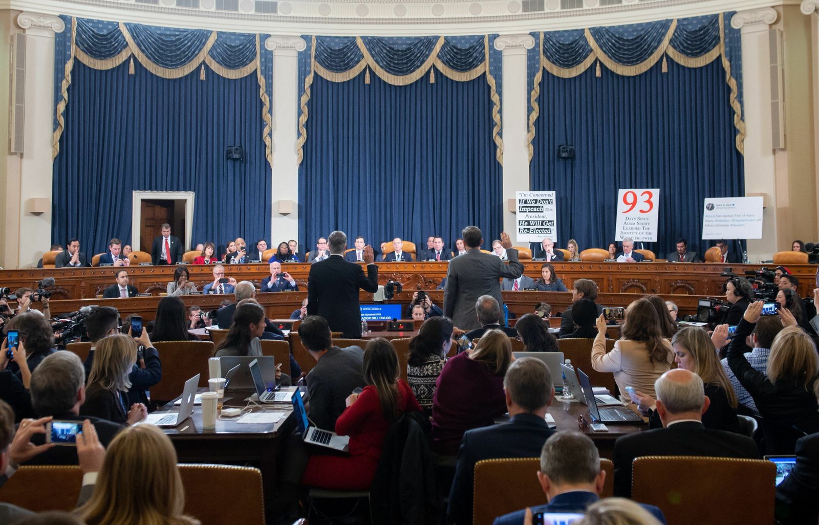 El embajador en Ucrania, William Taylor (izq.), y el subsecretario de Estado adjunto, George Kent, juran antes de testificar.