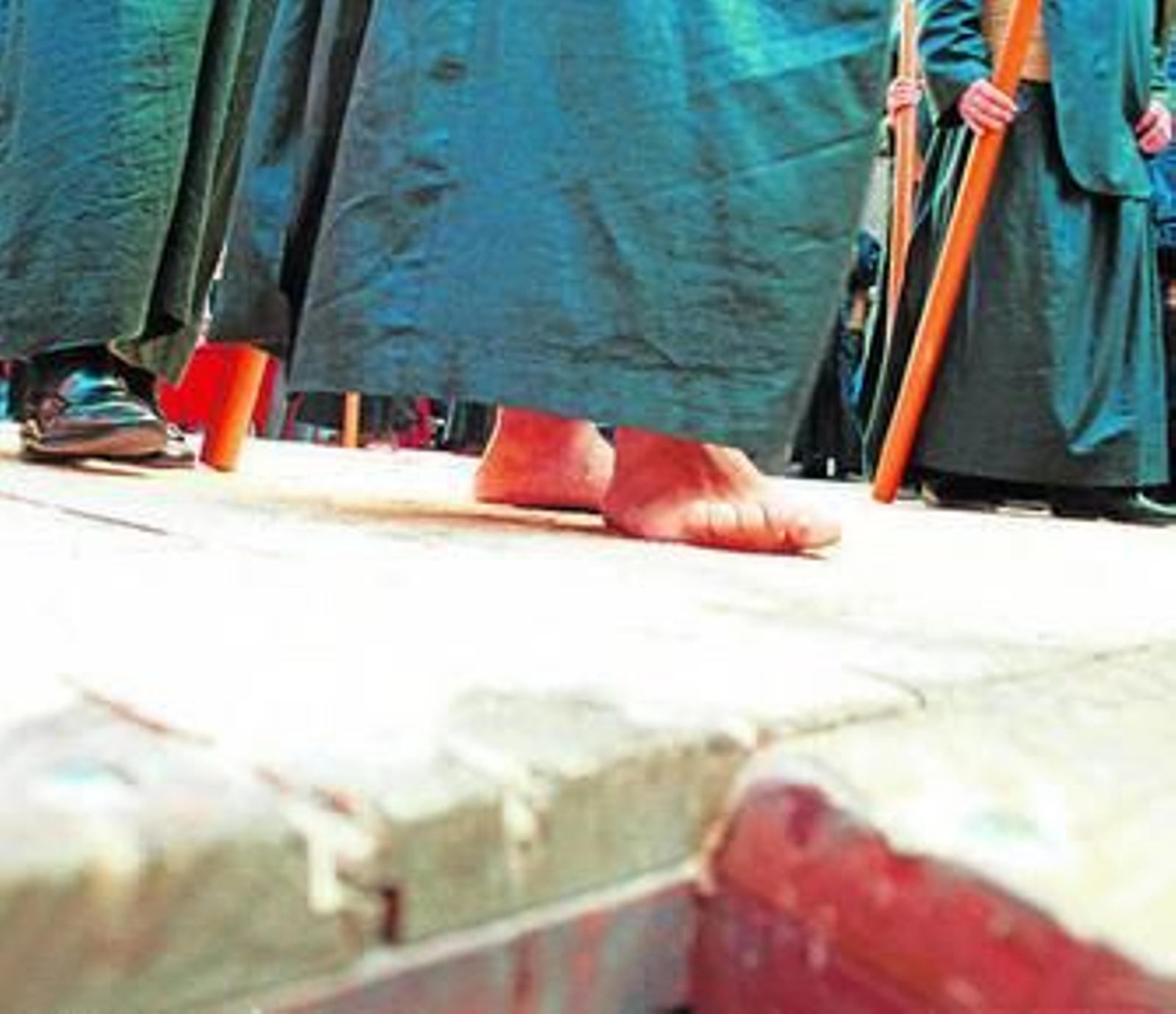 Un nazareno de Santa Cruz camina descalzo.