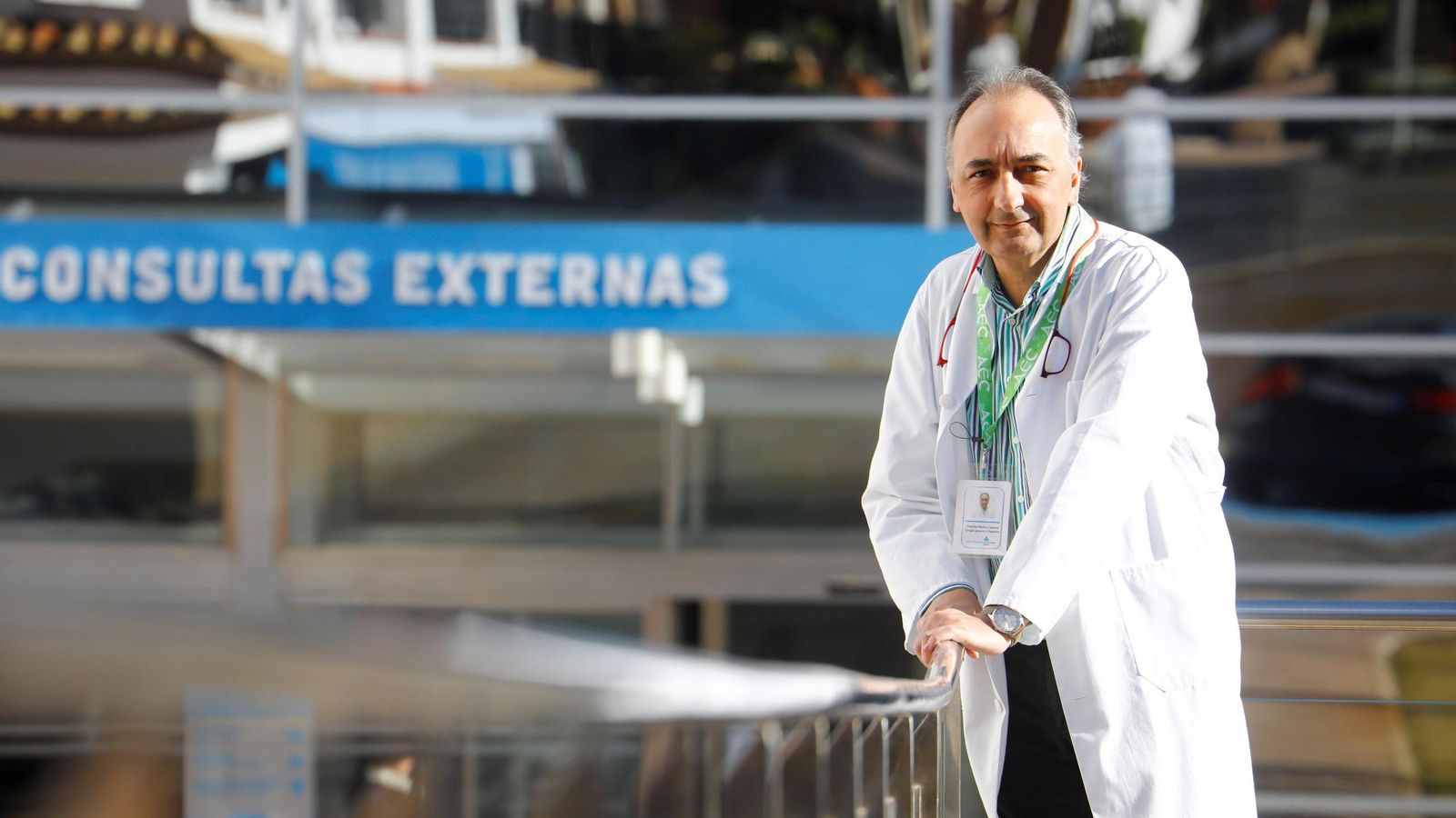 El doctor Muñoz Casares, delante de las Consultas Externas del Hospital San Juan de Dios. El doctor Muñoz Casares, delante de las Consultas Externas del Hospital San Juan de Dios.
