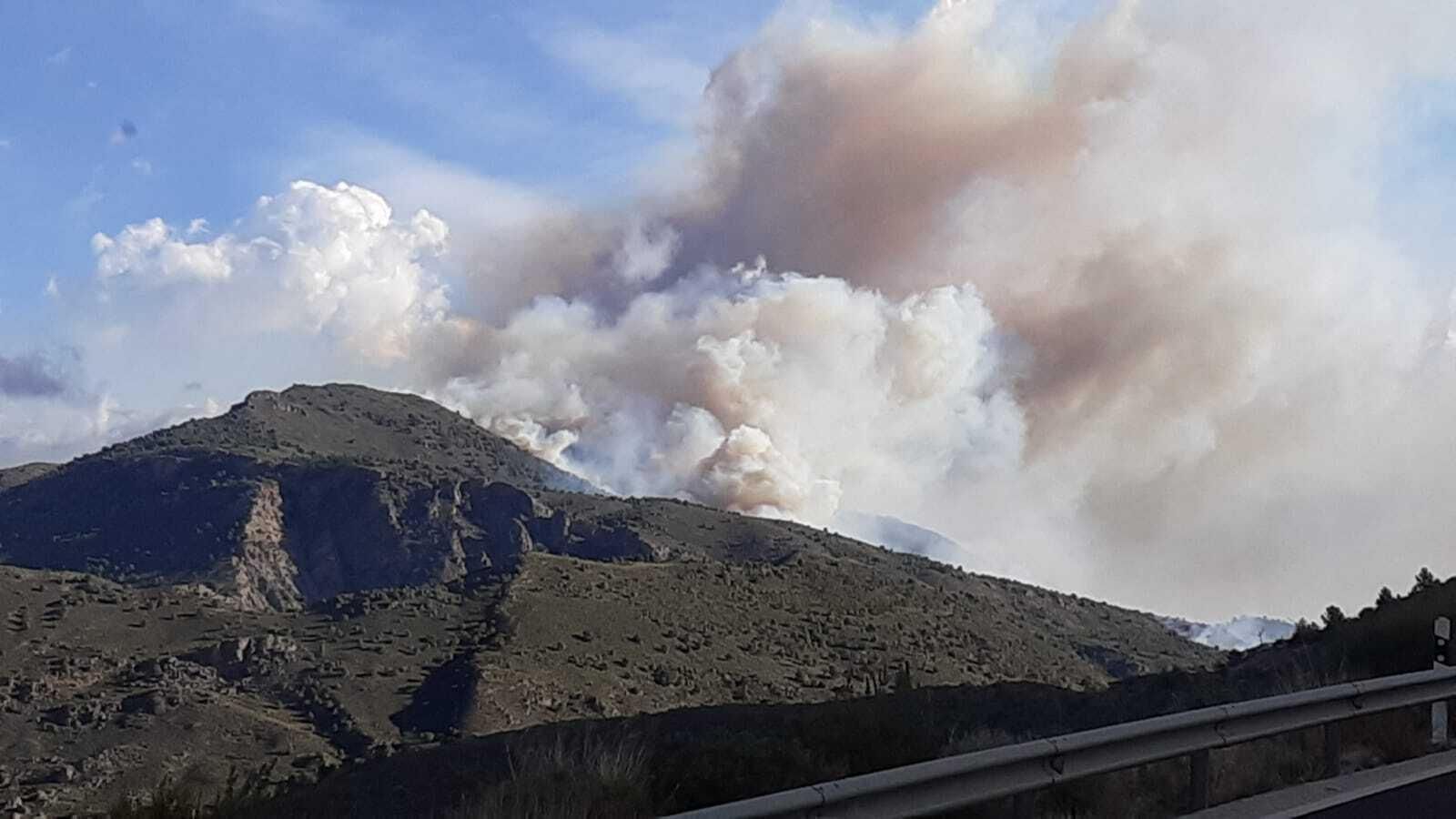 Imagen de la gran nube de humo por el incendio forestal de Órgiva.