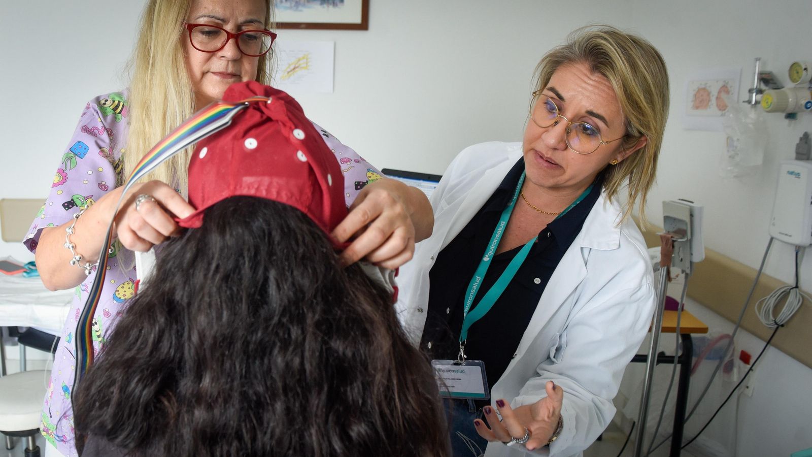La doctora Gema Daza, coloca el casco previo a la realización de un polisomnograma en la habitación de la Unidad.
