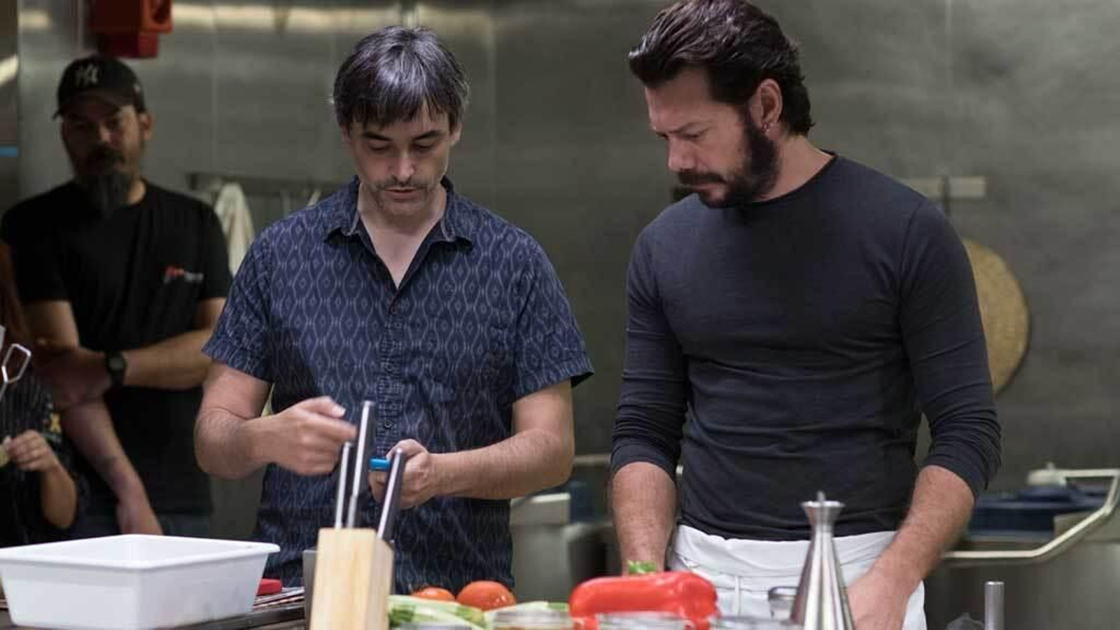 Álvaro Morte y Jorge Dorado, director, en la preparación de una escena de 'The Head'.